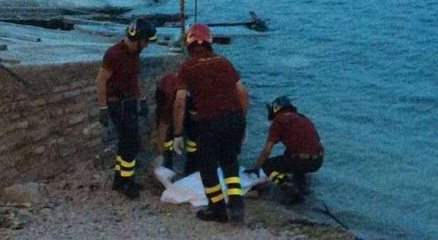 Ancona, trovato cadavere al Passetto donna recuperata tra gli scogli