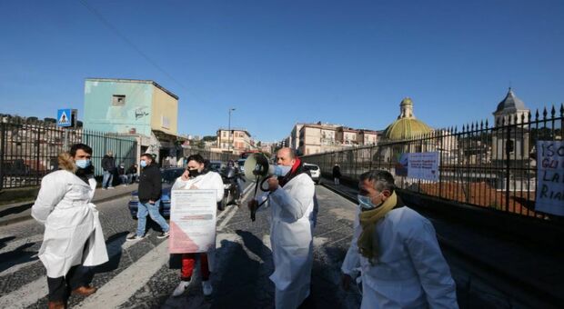 Napoli, il comitato San Gennaro blocca via Santa Teresa: «Vogliamo l'ospedale»