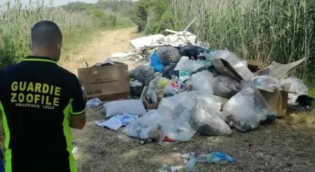 Salento, abbandona l'immondizia a Portoselvaggio: “sporcaccione” identificato. Fra i rifiuti, anche la tessera Vip di una crociera e le ricette mediche