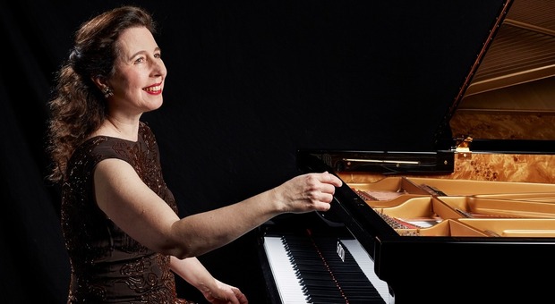 Angela Hewitt, pianista canadese che inaugura la stagione concertistica di Pesaro
