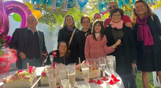 La signora Rosa Casale festeggia 100 anni insieme alla sua famiglia