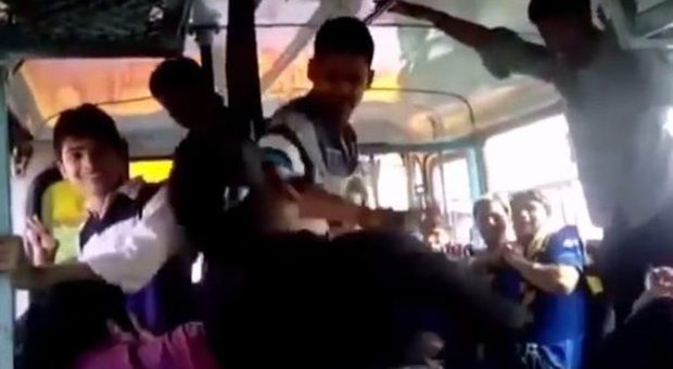 Sorelle eroine reagiscono ai molestatori e vendicano le "toccatine" sul bus -Guarda