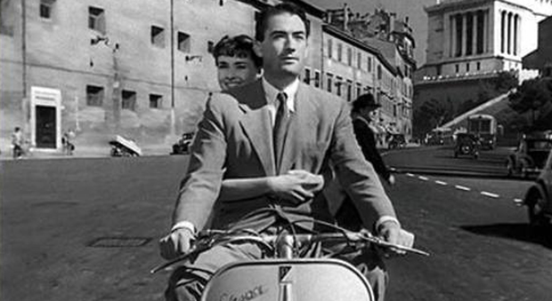 Una scena del film Vacanze Romane del 1953 con Audrey Hepburn e Gregory Peck