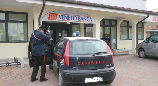 Agricoltore col taglierino nella filiale di Veneto Banca: «Rivoglio i soldi»