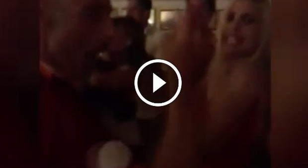 Totti, Ilary scatenata alla festa dopo l'Olimpico: balla "Maracaibo" senza il marito