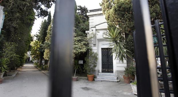 Napoli, la rivolta delle luci votive: blocchi in strada, il cimitero di Fuorigrotta resta al buio