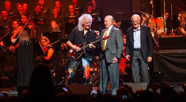 Brian May dei Queen sul palco di Starmus