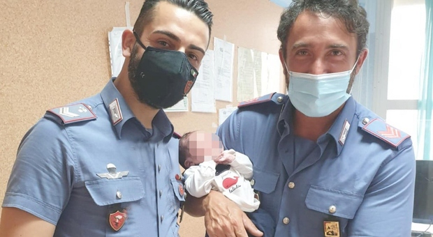 Neonato abbandonato in una cesta a Catania e trovato dai carabineri: «Sta bene». E scatta la gara di solidarietà