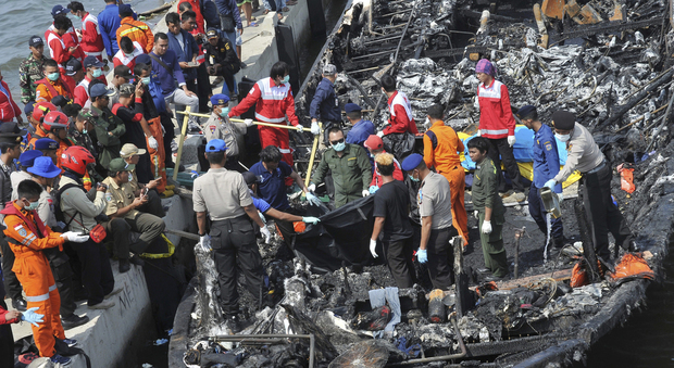 Indonesia, incendio su un traghetto con 230 turisti a bordo: almeno 23 morti