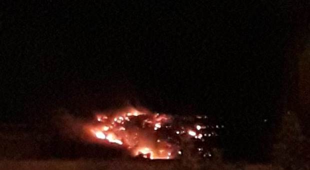 Boschi di nuovo in fiamme in Irpinia, fuoco vicino al castello di Avella