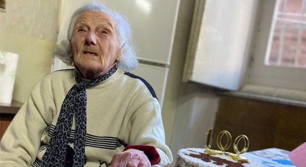 Rione Sanità, nonna Dora compie 100: «Ho visto la guerra, il Covid non mi spaventa»