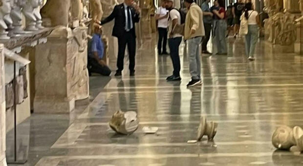 Roma, getta a terra statue ai Musei Vaticani: fermato un turista