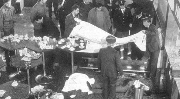 27 dicembre 1985 Tredici morti nell'attacco dei terroristi palestinesi all'aeroporto di Fiumicino