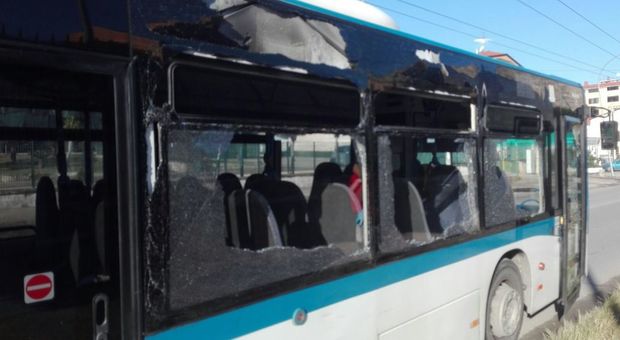In viaggio sulla strada dissestata, esplodono i vetri sul bus Ctp