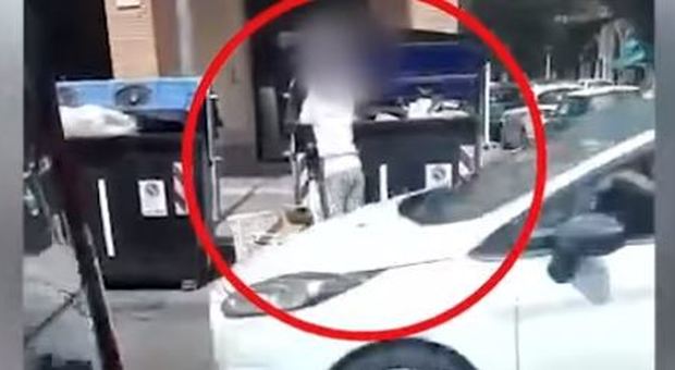 Commerciante filmato mentre scarica nei cassonetti per i residenti, multato dai vigili. Video