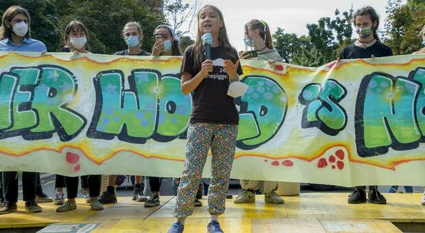 Clima, Greta Thunberg e Vanessa Nakate in testa al corteo a Milano. Sfilano in 50 mila: «Salviamo il pianeta»