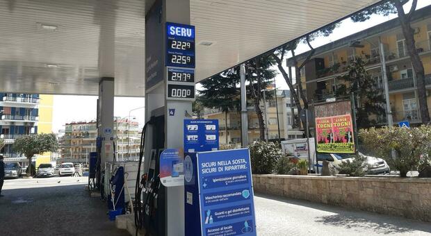 Sconti benzina, a Napoli è falsa partenza: caos alle pompe, pochi abbassano i prezzi
