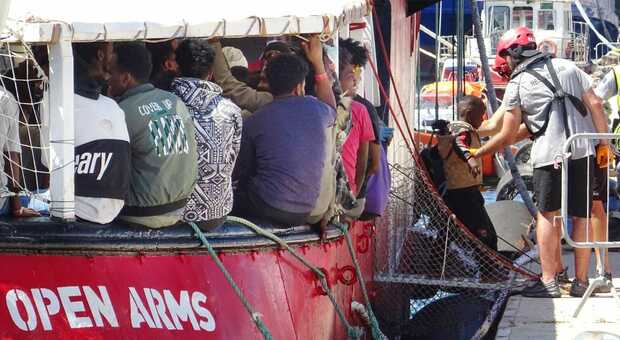 Open Arms sbarca a Brindisi: a bordo 299 migranti e varie donne incinte