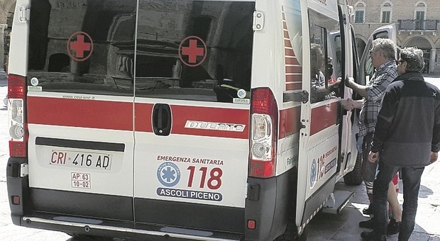 Ascoli, selciato trappola in piazza: due donne finiscono all'ospedale