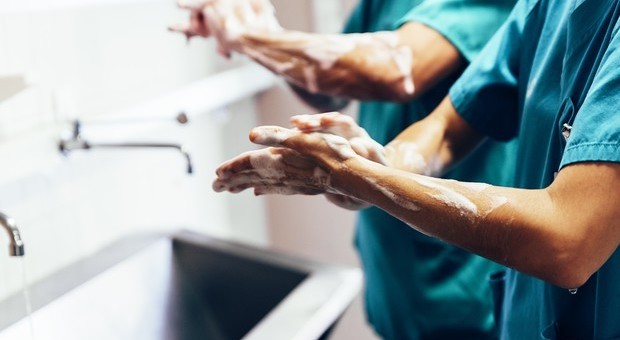 Mani secche e screpolate perché le laviamo troppo spesso? Ecco come fare