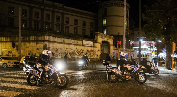Napoli, raffica di rapine nella notte: due banditi catturati dai falchi al Vomero
