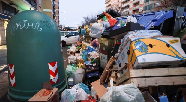 Roma, scatta l’emergenza di Natale per la raccolta dei rifiuti