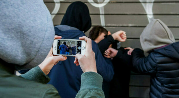 Quattro ragazzini picchiano una 13enne e fanno girare il video su Whatsapp
