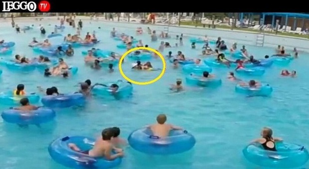 Bimbo affoga in piscina tra la folla che lo evita. Bagnina eroe si tuffa e lo salva