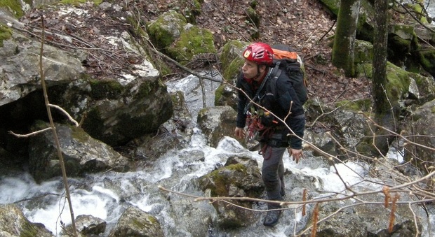 Cala lungo la cascata, cade per 12 metri nella forra: ferita una 36enne
