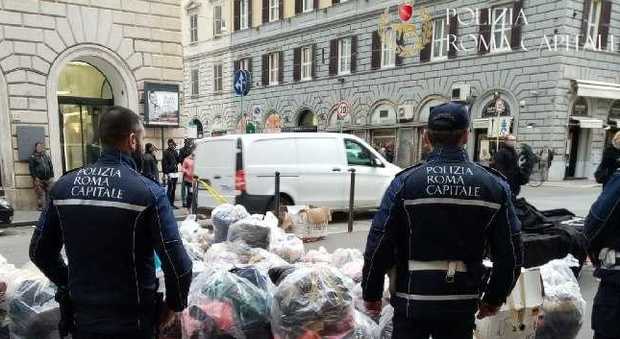 Agenti della Polizia locale di Roma: porteranno i pacchi spesa nelle case per l'emergenza coronavirus