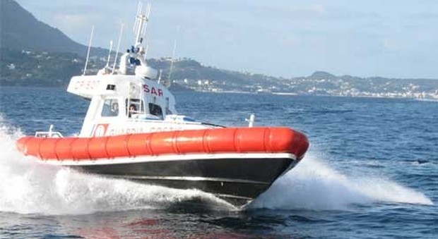 Infortunio a bordo del peschereccio, marittimo salvato dalla Guardia Costiera al largo di Ischia