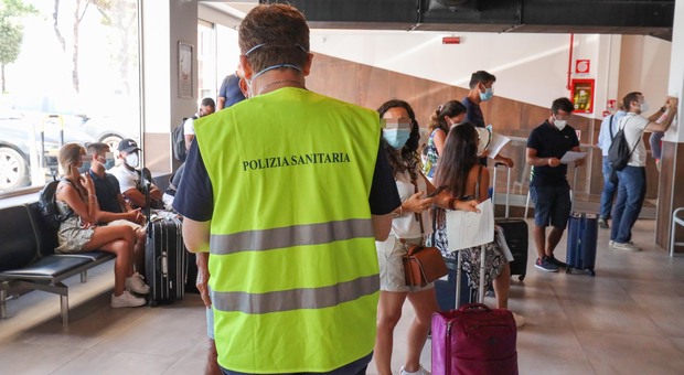 Covid a Napoli, tamponi obbligatori all'aeroporto di Capodichino: schedati tutti i passeggeri