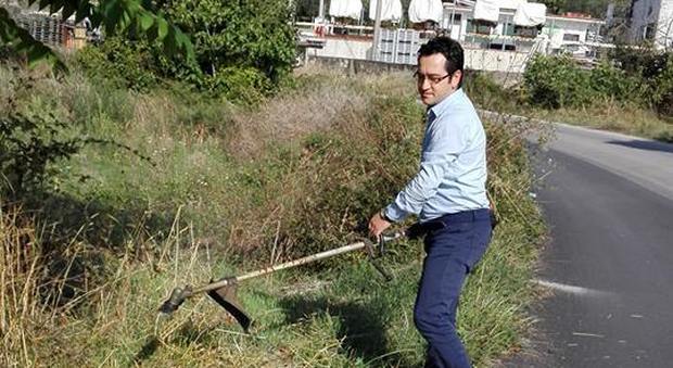 Il sindaco taglia le erbacce sulla strada che la Provincia non pulisce