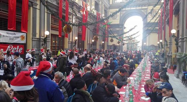 Napoli, il pranzo di Natale dei poveri in Galleria compie 21 anni | Foto