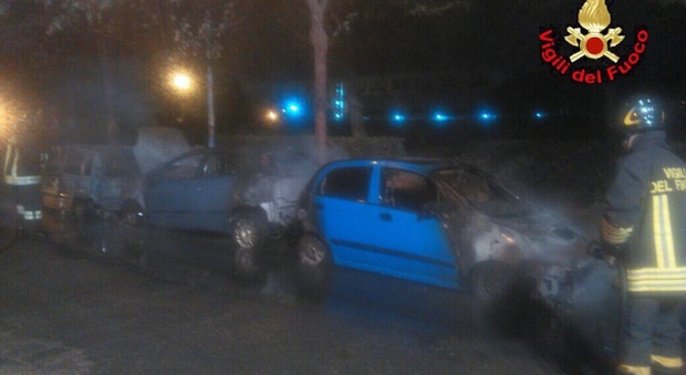 Tre auto in fiamme nella notte ad Aprilia, paura nel quartiere Toscanini