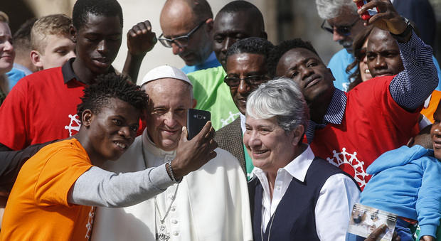 Migranti, il Papa ringrazia l'Italia per l'accoglienza, poi bacchetta: «Basta suscitare paure»