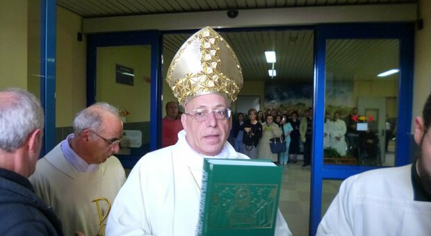 Il vescovo Melillo positivo al Covid dopo il ritiro: in quarantena con 18 preti