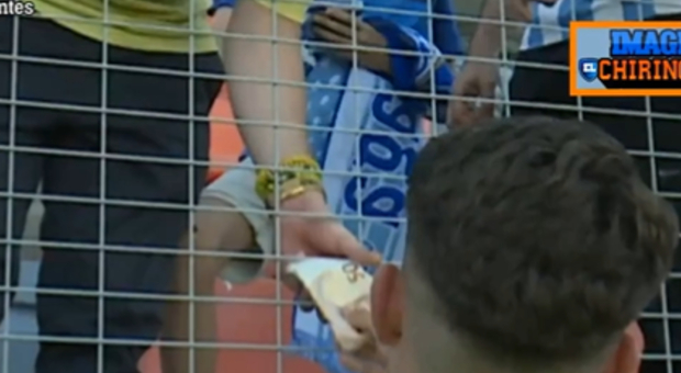 Malaga, un giocatore cede la maglia ad un tifoso ma gli chiede 50 euro: polemica sui social