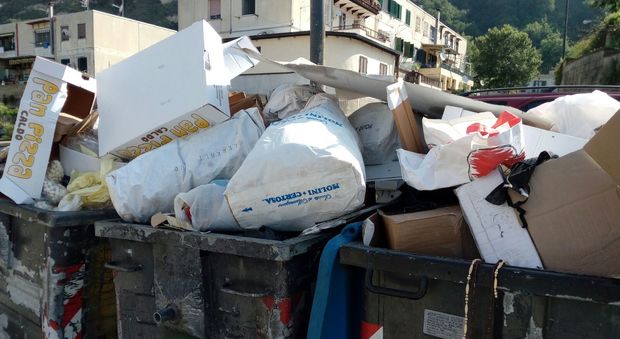 Napoli. I cassonetti dei rifiuti strampieni a pochi passi dalla scuola