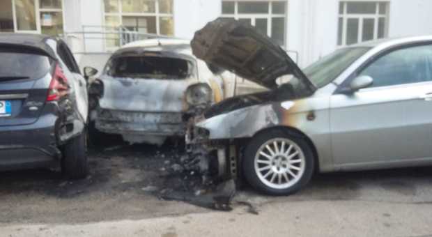 Perseguita la ex e le incendia l'auto: arrestato 43enne