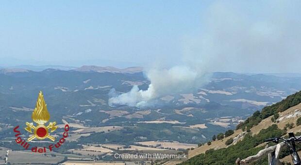 L'incendio di Gubbio nella foto fornita dai vigili del fuoco