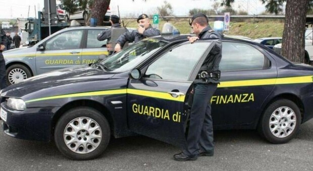 Strapiena di auto, ma l'officina era abusiva: scatta il blitz di carabinieri e finanza a Falerone