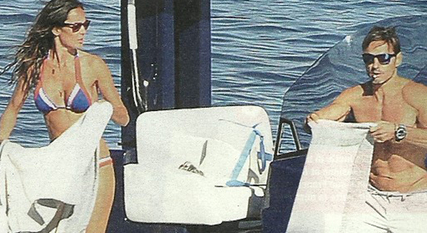 Silvia Toffanin e Pier Silvio Berlusconi e la sfida al freddo in barca a Portofino