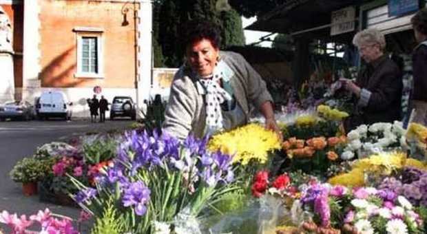 Caro estinto, il 2 novembre è low cost fiori al mercato e piante invece dei crisantemi