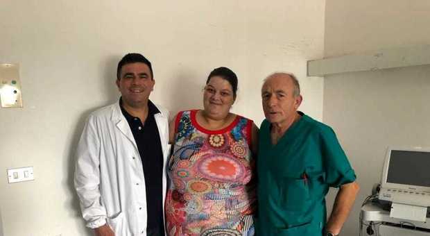 Salerno, donna di 225 chili partorisce una bimba. «I medici ci hanno salvato la vita»