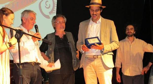 La consegna del premio di Musica Controcorrente 2013, al cantante Alessio Alessandra