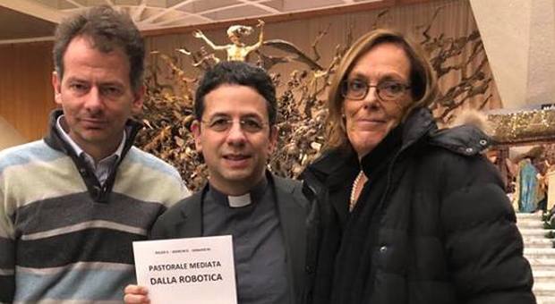 Don Marco, al centro, con i due medici padovani in Vaticano