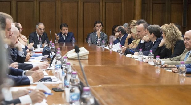 Manovra, vertice a Palazzo Chigi. M5S: «No a pace fiscale per evasori»