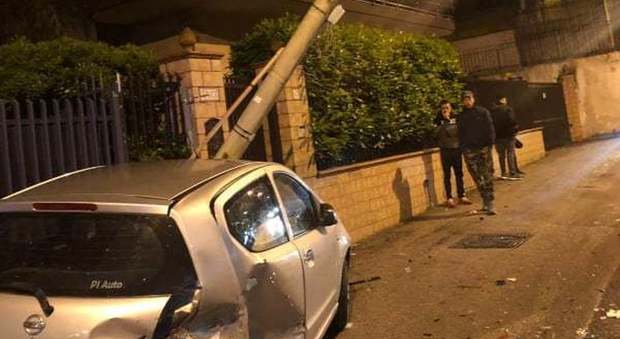 Rocambolesco incidente nel Napoletano: a folle velocità distrugge auto in sosta e palo della luce