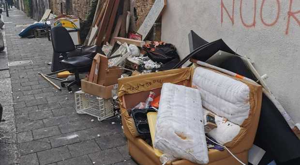 «Cumuli di rifiuti in via Morelli, nessuno fa le multe agli incivili»